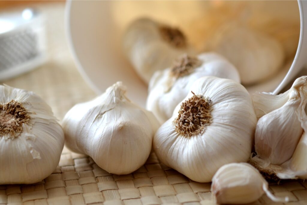 ترفندهای نگهداری برنج در منزل برای مدت طولانی 3 Adding Garlic to Rice Containers