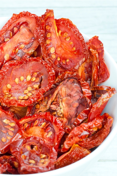 کاربرد گوجه خشک در غذا: از املت و دمپختک تا پیتزا 7 گوجه خشک